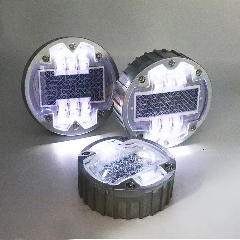 143 parafusos prisioneiros solares contínuos impermeáveis da estrada do tamanho IP68 moldaram 1200mah de alumínio para exterior