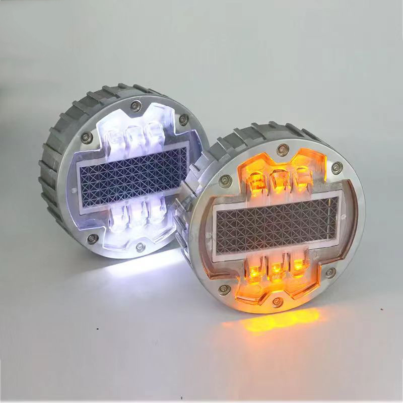 143 parafusos prisioneiros solares contínuos impermeáveis da estrada do tamanho IP68 moldaram 1200mah de alumínio para exterior