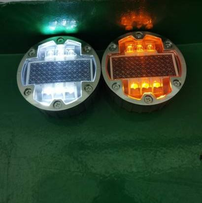Rodas solares com uma variedade de cores de luz LED para melhorar a visibilidade da estrada