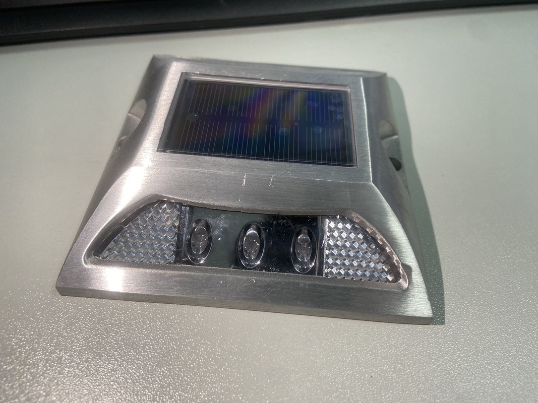 Rodas de estrada com energia solar de liga de alumínio PC com nível de resistência à água IP68 e fonte de luz LED