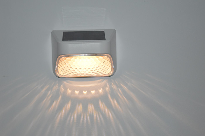 Luz de vedação a energia solar LED Área exterior à prova d'água Luz de parede de pátio Luz de jardim decorativa
