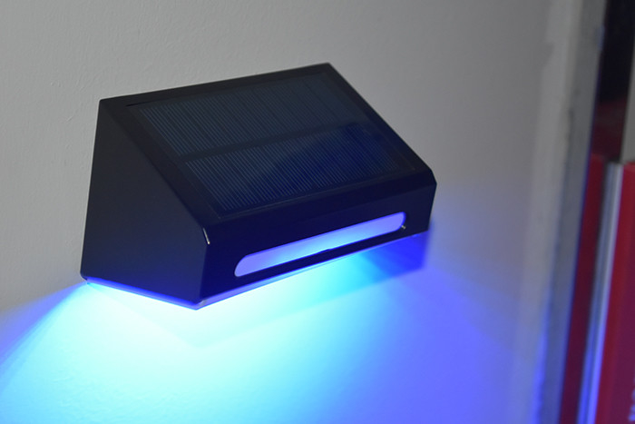 Luz solar de parede exterior RGB branca e quente Bateria de lítio ternar IP65 à prova d'água