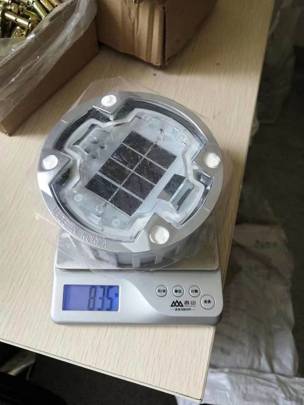 Tachão Rodoviário Solar em Liga de Alumínio 123x48,5mm com Resistência à Compressão >30T e Distância Visual >500m