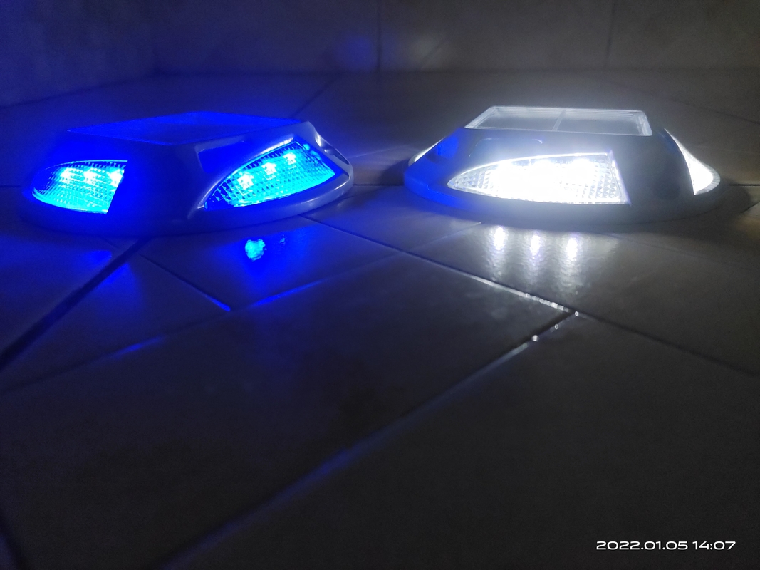 A plataforma conduzida posta solar exterior do jardim do preço de fábrica Ip67 ilumina luzes de piscamento solares