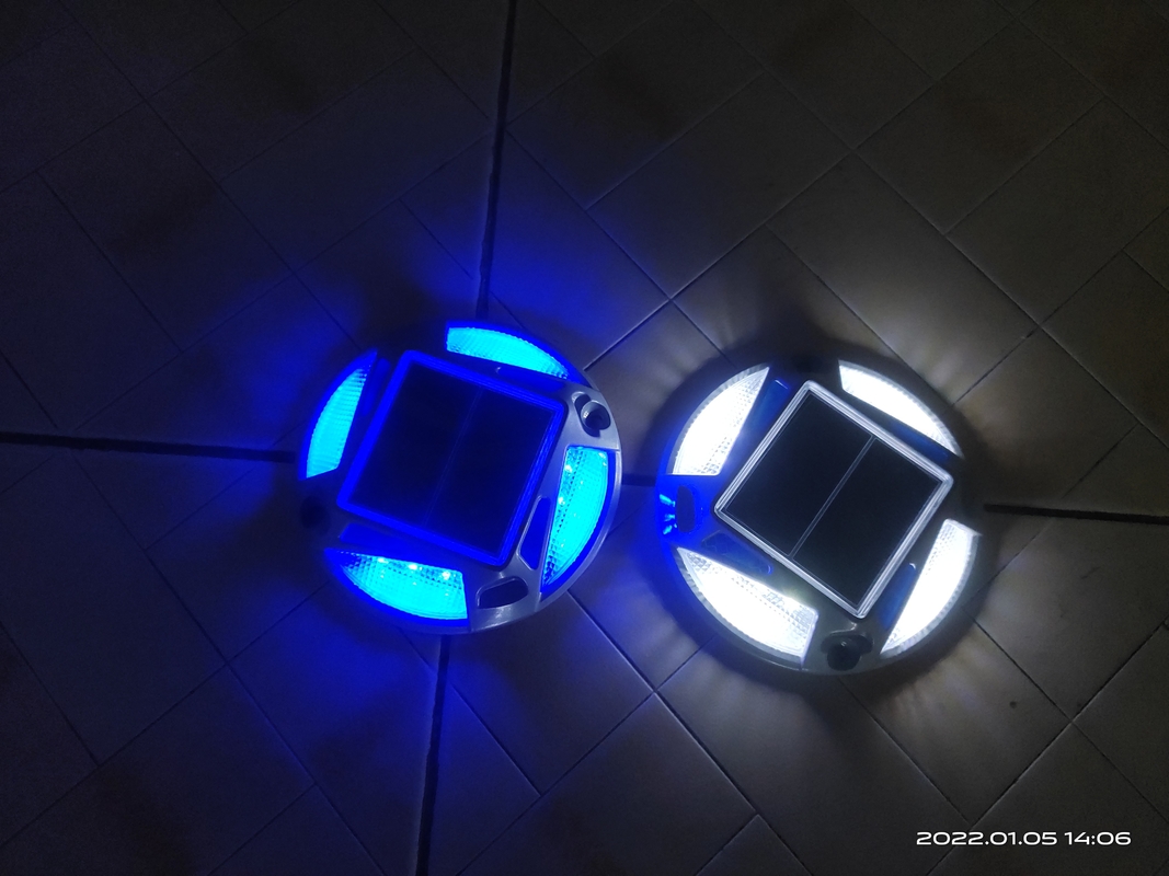 A plataforma conduzida posta solar exterior do jardim do preço de fábrica Ip67 ilumina luzes de piscamento solares