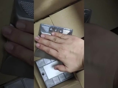 um parafuso prisioneiro solar de alumínio lateral da estrada